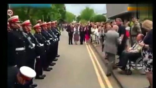 外国吃瓜群众看打架,外国观众眼中的打架现象