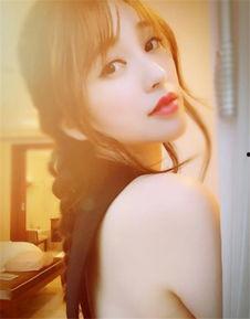 金莎坐床上吃瓜,尽显慵懒魅力