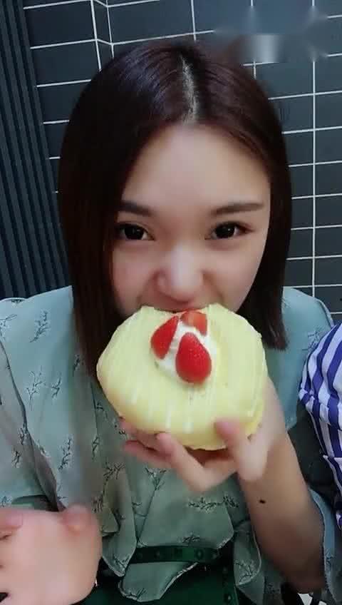 搞笑女在吃瓜,笑料横飞，瓜田笑果连连