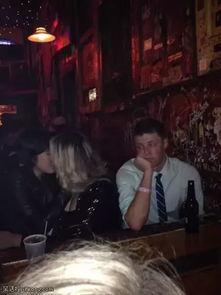 姐妹吃瓜照片搞笑,笑料百出，瞬间成为朋友圈焦点！